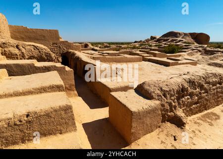 Fundamente des Palastes in Toprak-Kala oder „Erdstadt“. Toprak-Kala-Ruinen der alten Siedlung und Festung sind ein herausragendes Kultusdenkmal Stockfoto