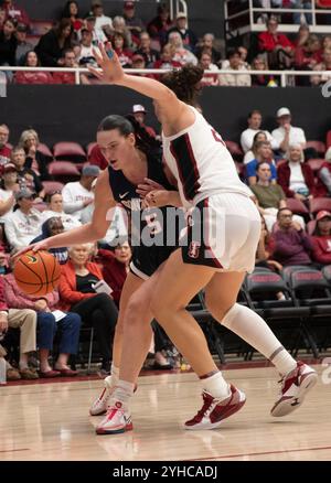 Palo Alto CA, USA. November 2024. A. Gonzaga Stürmer Maud Huijbens (5) geht in den Korb während des NCAA/ACC Women's Basketball Spiels zwischen Gonzaga Bulldogs und dem Stanford Cardinal. Stanford schlug Gonzaga 89-58 im Maples Pavilion Stanford, CA. Thurman James /CSM/Alamy Live News Stockfoto