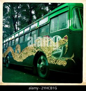 Ein goldener Drache aus Blättern ziert einen Bus in der Plaza Luis Cabrera, Roma Norte, Mexiko-Stadt, Mexiko, 6. November. 2012.BITTE BEACHTEN SIE: dieses Bild ist Teil von Auroras m Stockfoto