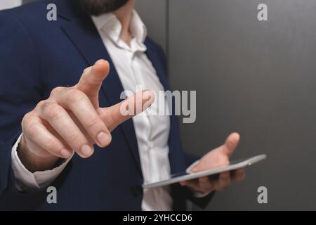 Geschäftsmann mit digitalem Tablet im Büro, Nahaufnahme. Moderne Technologie Stockfoto