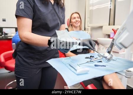 Nahaufnahme des zahnärztlichen Behandlungskonzeptes. Nahaufnahme von zwei anonymen Zahnärzten, die arbeiten. Stockfoto