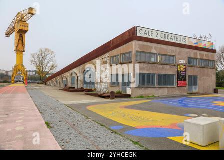 Gelber Kran und Trockendock, ehemaliges Werftgelände der Chantiers d Atlantique auf der Ile de Nantes in der Loire, Nantes, Departement Loire-Atlantique, Region Pays de la Loire, Frankreich *** Gelber Kran und Trockendock, ehemalige Werft der Chantiers d Atlantique auf der Ile de Nantes in der Loire, Nantes, Departement Loire Atlantique, Region Pays de la Loire, Frankreich Stockfoto