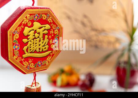 Eine hängende Mondneujahrsdekoration mit dem Symbol, das das Glück der Familie darstellt. Ein chinesisches Neujahrshintergrund, Konzept. Stockfoto