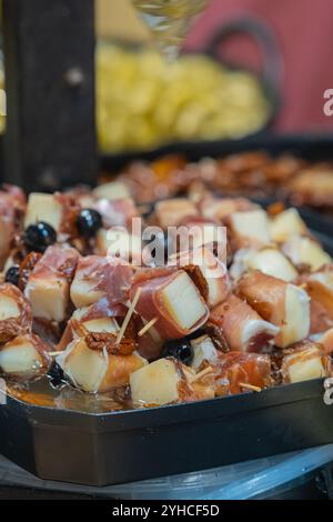 Oliven auf verschiedene Weise mariniert Stockfoto