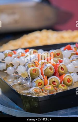 Oliven auf verschiedene Weise mariniert Stockfoto