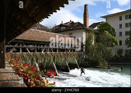 Surfer an der historischen Mühleschleuse, Thun, Schweiz *** Surfer an der historischen Mühlenschleuse, Thun, Schweiz Stockfoto