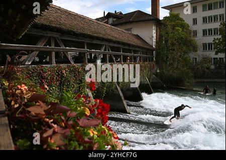 Surfer an der historischen Mühleschleuse, Thun, Schweiz *** Surfer an der historischen Mühlenschleuse, Thun, Schweiz Stockfoto