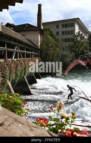 Surfer an der historischen Mühleschleuse, Thun, Schweiz *** Surfer an der historischen Mühlenschleuse, Thun, Schweiz Stockfoto