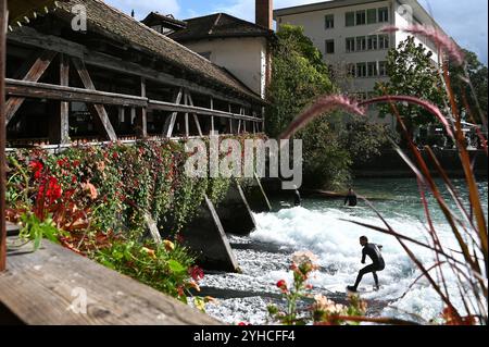 Surfer an der historischen Mühleschleuse, Thun, Schweiz *** Surfer an der historischen Mühlenschleuse, Thun, Schweiz Stockfoto