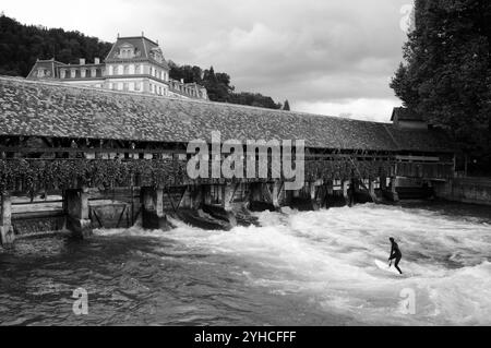 Surfer an der historischen Oberen Schleuse, Thun, Schweiz *** Surfer im historischen Oberen Schleuse, Thun, Schweiz Stockfoto