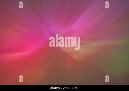 Leuchtend rosa und grüne aurora über Polen am 10. Mai 2024. Der Himmel leuchtet in lebendigen Farben und dynamischen Lichtwellen. Stockfoto