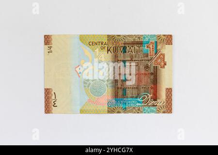 Dinar-Banknote im kuwaitischen Viertel mit einer traditionellen kuwaitischen Holztür und dem ersten Kuwaitischen Münzporträt Stockfoto