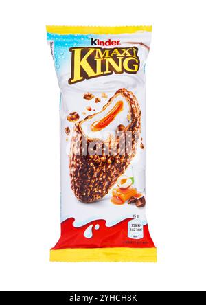 LONDON, UK - 27. OKTOBER 2024: Kinder Maxi King Haselnusskaramell Snackbar auf weißem Hintergrund. Stockfoto