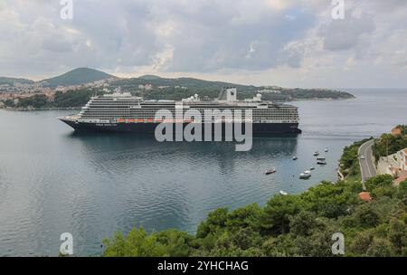 Dubrovnik, Kroatien. 10. November 2024: Das Kreuzfahrtschiff NIEUW STATENDAM kommt im berühmten Mittelmeerhafen Dubrovnik an. Das von der Holland America Line (HAL), einer Abteilung der Carnival Cruises Corporation, betriebene Kreuzfahrtschiff mit einer Länge von 300 Metern und 100.000 GT ist das größte Passagierschiff, das diesen Herbst im dalmatinischen Hafen anläuft. Historisch bekannt als Ragusa, machen die mittelalterliche Architektur und die befestigte Altstadt die Perle der Adria zu einem beliebten Touristenziel, aber auch zur überfülltesten Stadt Europas mit 27 Touristen pro Einwohner während der Sommersaison. Quelle: Kevin Izorce/Alamy Live News Stockfoto