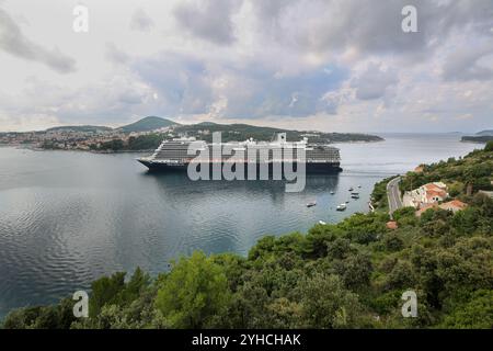 Dubrovnik, Kroatien. 10. November 2024: Das Kreuzfahrtschiff NIEUW STATENDAM kommt im berühmten Mittelmeerhafen Dubrovnik an. Das von der Holland America Line (HAL), einer Abteilung der Carnival Cruises Corporation, betriebene Kreuzfahrtschiff mit einer Länge von 300 Metern und 100.000 GT ist das größte Passagierschiff, das diesen Herbst im dalmatinischen Hafen anläuft. Historisch bekannt als Ragusa, machen die mittelalterliche Architektur und die befestigte Altstadt die Perle der Adria zu einem beliebten Touristenziel, aber auch zur überfülltesten Stadt Europas mit 27 Touristen pro Einwohner während der Sommersaison. Quelle: Kevin Izorce/Alamy Live News Stockfoto