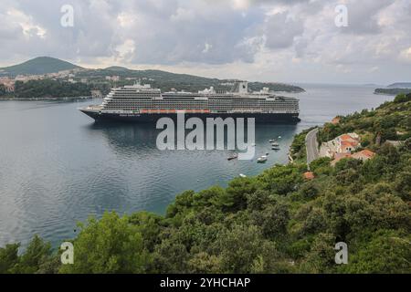 Dubrovnik, Kroatien. 10. November 2024: Das Kreuzfahrtschiff NIEUW STATENDAM kommt im berühmten Mittelmeerhafen Dubrovnik an. Das von der Holland America Line (HAL), einer Abteilung der Carnival Cruises Corporation, betriebene Kreuzfahrtschiff mit einer Länge von 300 Metern und 100.000 GT ist das größte Passagierschiff, das diesen Herbst im dalmatinischen Hafen anläuft. Historisch bekannt als Ragusa, machen die mittelalterliche Architektur und die befestigte Altstadt die Perle der Adria zu einem beliebten Touristenziel, aber auch zur überfülltesten Stadt Europas mit 27 Touristen pro Einwohner während der Sommersaison. Quelle: Kevin Izorce/Alamy Live News Stockfoto