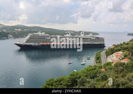 Dubrovnik, Kroatien. 10. November 2024: Das Kreuzfahrtschiff NIEUW STATENDAM kommt im berühmten Mittelmeerhafen Dubrovnik an. Das von der Holland America Line (HAL), einer Abteilung der Carnival Cruises Corporation, betriebene Kreuzfahrtschiff mit einer Länge von 300 Metern und 100.000 GT ist das größte Passagierschiff, das diesen Herbst im dalmatinischen Hafen anläuft. Historisch bekannt als Ragusa, machen die mittelalterliche Architektur und die befestigte Altstadt die Perle der Adria zu einem beliebten Touristenziel, aber auch zur überfülltesten Stadt Europas mit 27 Touristen pro Einwohner während der Sommersaison. Quelle: Kevin Izorce/Alamy Live News Stockfoto