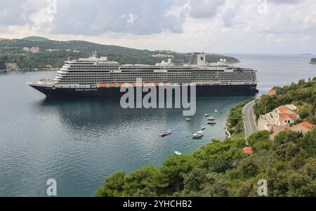 Dubrovnik, Kroatien. 10. November 2024: Das Kreuzfahrtschiff NIEUW STATENDAM kommt im berühmten Mittelmeerhafen Dubrovnik an. Das von der Holland America Line (HAL), einer Abteilung der Carnival Cruises Corporation, betriebene Kreuzfahrtschiff mit einer Länge von 300 Metern und 100.000 GT ist das größte Passagierschiff, das diesen Herbst im dalmatinischen Hafen anläuft. Historisch bekannt als Ragusa, machen die mittelalterliche Architektur und die befestigte Altstadt die Perle der Adria zu einem beliebten Touristenziel, aber auch zur überfülltesten Stadt Europas mit 27 Touristen pro Einwohner während der Sommersaison. Quelle: Kevin Izorce/Alamy Live News Stockfoto