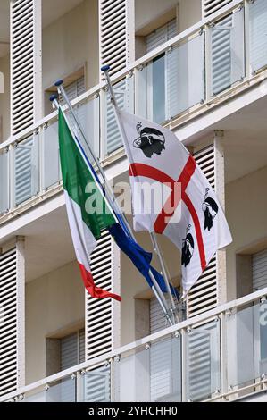 Italienische und sardische Fahne an einem Gebäude in Alghero, Sardinien, Itallien *** italienische und sardische Flagge auf einem Gebäude in Alghero, Sardinien, Italien Stockfoto