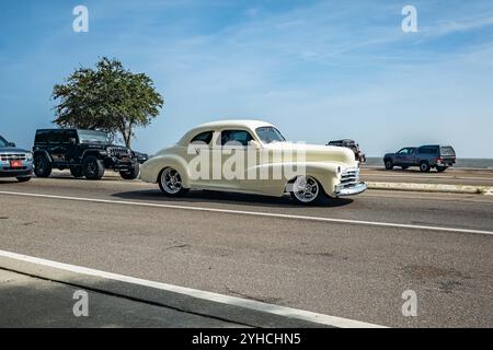 Gulfport, MS - 04. Oktober 2023: Weitwinkelansicht eines Chevrolet Fleetmaster Coupés aus dem Jahr 1947 auf einer lokalen Autoshow. Stockfoto
