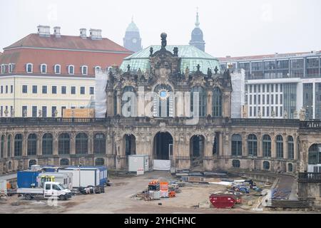 Dresden, Deutschland. November 2024. Der renovierte Carillon-Pavillon im Dresdner Zwinger. Die Dresdner Zwingerbauhütte wurde vor 100 Jahren gegründet. Quelle: Sebastian Kahnert/dpa/Alamy Live News Stockfoto