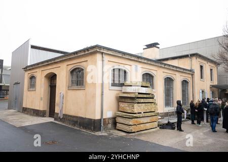 Dresden, Deutschland. November 2024. Teilnehmer an einem Pressestand neben der Zwingerbauhütte. Die Dresdner Zwingerbauhütte wurde vor 100 Jahren gegründet. Quelle: Sebastian Kahnert/dpa/Alamy Live News Stockfoto