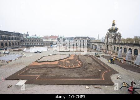 Dresden, Deutschland. November 2024. Baufahrzeuge stehen vor dem renovierten Pillonpavillon im Dresdner Zwinger ab. Die Dresdner Zwingerbauhütte wurde vor 100 Jahren gegründet. Quelle: Sebastian Kahnert/dpa/Alamy Live News Stockfoto