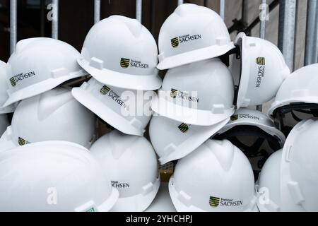 Dresden, Deutschland. November 2024. Bauhelme liegen bei einer Pressetour durch den renovierten Carillon-Pavillon übereinander. Die Dresdner Zwingerbauhütte wurde vor 100 Jahren gegründet. Quelle: Sebastian Kahnert/dpa/Alamy Live News Stockfoto