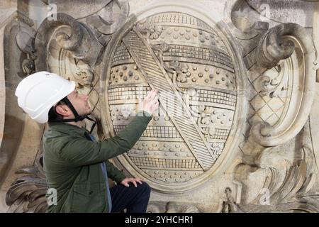 Dresden, Deutschland. November 2024. Der Restaurator Stephan Heisig inspiziert das sächsische Wappen auf dem renovierten Carillon-Pavillon im Dresdner Zwinger während einer Presserundfahrt auf einem Gerüst. Die Dresdner Zwingerbauhütte wurde vor 100 Jahren gegründet. Quelle: Sebastian Kahnert/dpa/Alamy Live News Stockfoto