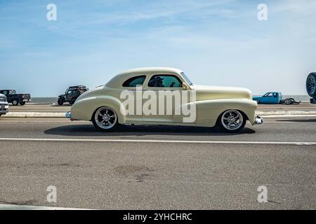 Gulfport, MS - 04. Oktober 2023: Weitwinkel-Seitenansicht eines Chevrolet Fleetmaster Coupés aus dem Jahr 1947 auf einer lokalen Autoshow. Stockfoto