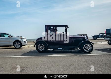 Gulfport, MS - 04. Oktober 2023: Weitwinkel-Seitenansicht eines Ford Model T 5 Window Coupés aus dem Jahr 1926 auf einer lokalen Automobilausstellung. Stockfoto