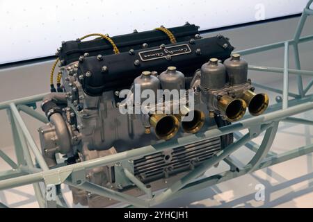 Nahaufnahme eines 1958 FPF 2,0-Liter-Coventry Climax-Motors in einem Lotus 12 Steel Space Frame Chassis auf der Formel-1-Ausstellung Stockfoto