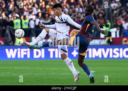 Santiago Castro von Bologna FC und Evan N’Dicka von AS Roma treten am 10. November 2024 im Olimpico-Stadion in Rom (Italien) um den Ball an. Stockfoto