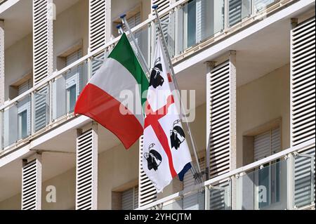 Italienische und sardische Fahne an einem Gebäude in Alghero, Sardinien, Itallien *** italienische und sardische Flagge auf einem Gebäude in Alghero, Sardinien, Italien Stockfoto