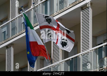 Italienische und sardische Fahne an einem Gebäude in Alghero, Sardinien, Itallien *** italienische und sardische Flagge auf einem Gebäude in Alghero, Sardinien, Italien Stockfoto