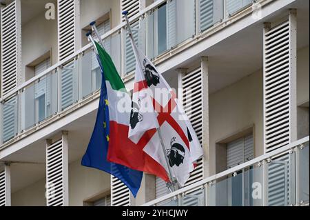 Italienische und sardische Fahne an einem Gebäude in Alghero, Sardinien, Itallien *** italienische und sardische Flagge auf einem Gebäude in Alghero, Sardinien, Italien Stockfoto