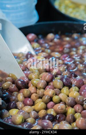 Oliven auf verschiedene Weise mariniert Stockfoto
