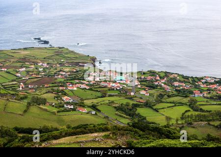 Blick auf die Bucht von Ponta Delgada auf Flores Island, Azoren. Stockfoto