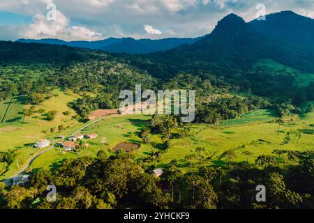 Drohnenblick auf eine ländliche Gegend mit Bergen in Santa Catarina, Brasilien Stockfoto
