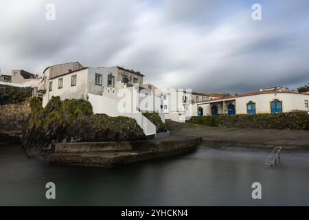 Porto Velho ist ein alter Fischerhafen in Santa Cruz das Flores auf den Azoren, der in ein Badegebiet umgewandelt wurde und von lokalen Fischern genutzt wird. Stockfoto