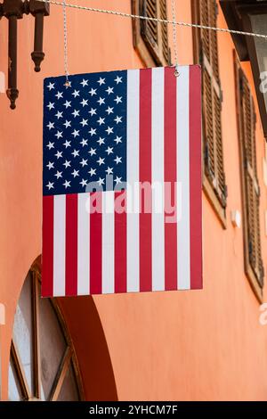 USA-Flagge wird vor einem Haus angezeigt. Amerikanische Flagge hängt an der Fassade eines Gebäudes. Nahaufnahme der amerikanischen Flaggensterne und -Streifen. Patriotismus, nat Stockfoto