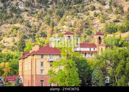 Glenwood Springs, USA - 29. September 2022: Hotel Colorado Gebäude mit Eingangsschild von Glenwood Canyon Rocky Mountains im Gebäude Stockfoto