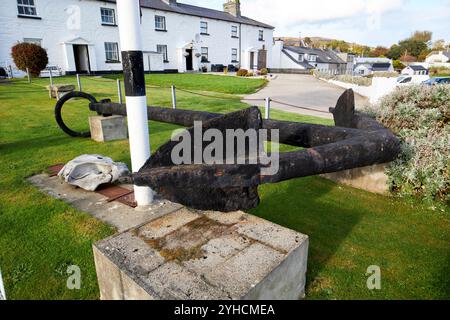 Großer Anker vor dem inishowen Seefahrtsmuseum mit den alten Cottages der Küstenwache im Hintergrund greencastle, County donegal, republik Stockfoto