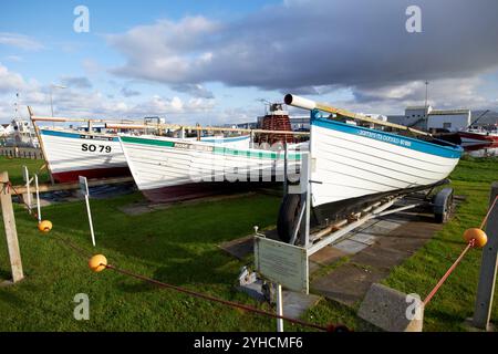 Restaurierte traditionelle alte Holzsegelboote aus Drontheim vor dem inishowen Maritime Museum greencastle, County donegal, republik Irel Stockfoto