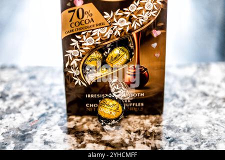 Avon, USA - 7. Januar 2022: Nahaufnahme der verpackten Lebensmittelmarke der Schweizer Marke Lindt Lindor Schokoladentrüffel mit 70 Prozent Kakaodessert Stockfoto