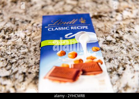 Avon, USA - 10. Januar 2022: Nahaufnahme der verpackten Lebensmittelmarke der Schweizer Marke Lindt klassisches Rezept für Milchschokolade Haselnussriegel Dessert Stockfoto