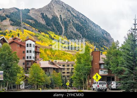 Mount Crested Butte, USA - 29. September 2022: Colorado Village mit Herbstfarben und Straße mit Autos und Schild Stockfoto