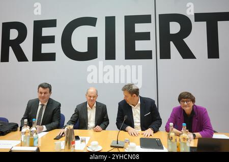 Berlin, Deutschland. November 2024. Hubertus Heil (SPD, l-r), Bundesminister für Arbeit und Soziales, Bundeskanzler Olaf Scholz (SPD), Lars Klingbeil, SPD-Bundesvorsitzender, und Saskia Esken, SPD-Bundesvorsitzende, nehmen Sie an der Vorstandssitzung ihrer Partei Teil. Quelle: Kay Nietfeld/dpa/Alamy Live News Stockfoto