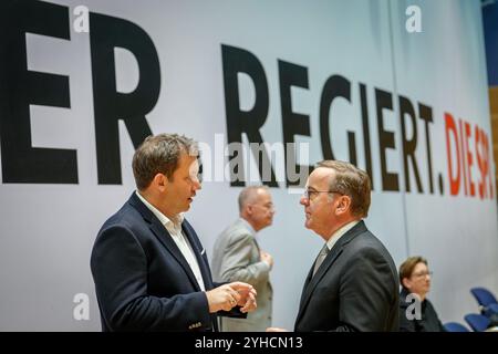 Berlin, Deutschland. November 2024. Lars Klingbeil (l), Bundesvorsitzender der SPD, und Boris Pistorius (SPD), Bundesverteidigungsminister, stehen zu Beginn der Parteivorstandssitzung zusammen. Quelle: Kay Nietfeld/dpa/Alamy Live News Stockfoto