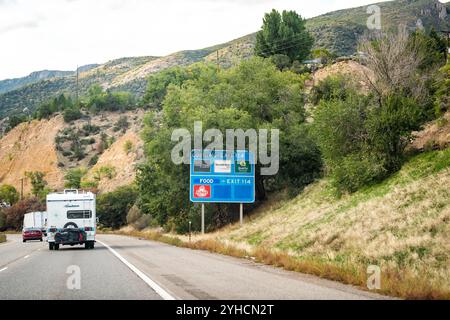 Glenwood Springs, USA - 29. September 2022: Hotelübernachtung an der Ausfahrt für Restaurants an der Colorado Highway Road, Wohnmobil im Sommer Stockfoto